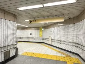 出入口2を目指す