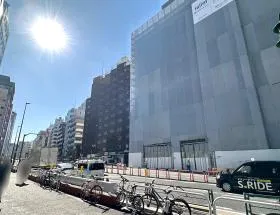 地上に出たら明治通り沿いを左に進む