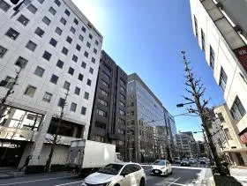 鍛冶橋通り沿いを東京駅方面に直進する
