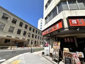 うなぎ屋（宇奈とと）と京華スクエア（複合施設）の間の道に入り、少し進めば当ビル着