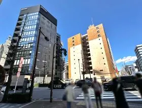 出入口前にある横断歩道で反対側に渡る