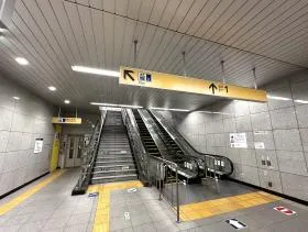 地上に出る場合は出入口1を目指す