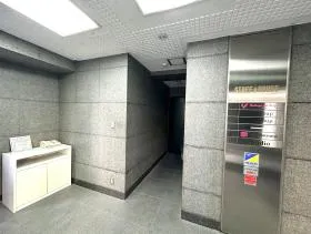 スタッフハウスビルの外観