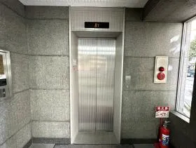スタッフハウスビルの外観