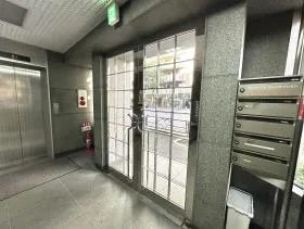 スタッフハウスビルの外観