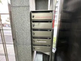 スタッフハウスビルの外観