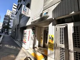 出入口から少し進めば着く（出入口の前に当ビルがある）
