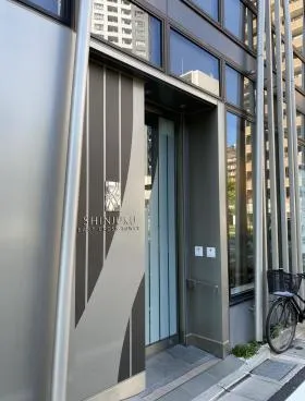 新宿イーストクロスタワーの外観