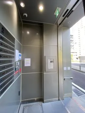 新宿イーストクロスタワーの外観