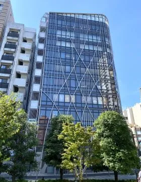 新宿イーストクロスタワーの外観