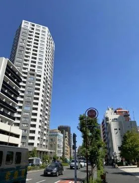 新宿イーストクロスタワーの外観