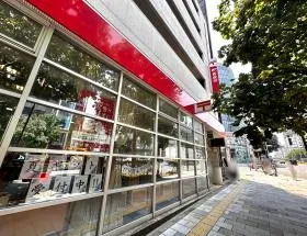 郵便局を通過して左に曲がれば当ビル着