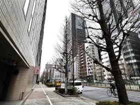 地上に出たら昭和通り沿いを銀座方面に直進する