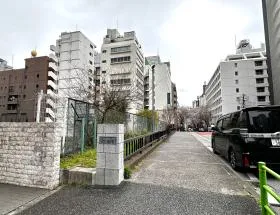 橋（新場橋）を渡り、右に進めば当ビル着