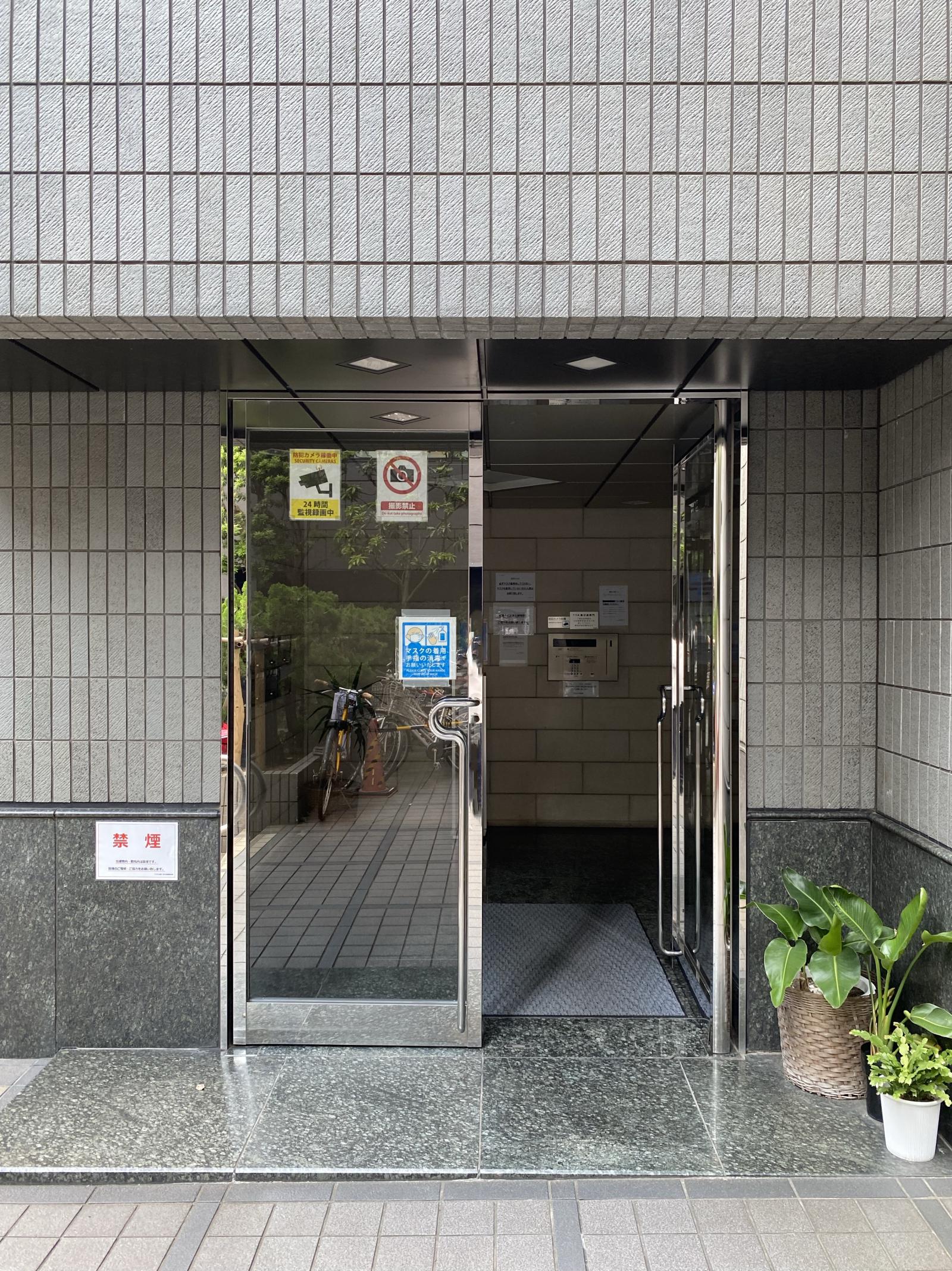 東京都港区三田1