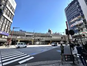 出入口近くの交差点まで進んだら右に曲がる（左は中央通り）