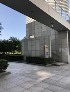 横浜メディアタワーの外観