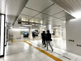 都営大江戸線「汐留駅」構内