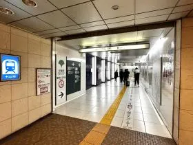 都営大江戸線「汐留駅」構内