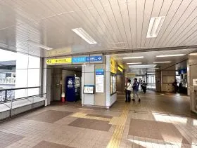 ゆりかもめ「汐留駅」構内