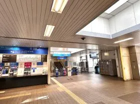 ゆりかもめ「汐留駅」構内
