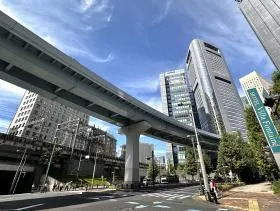 地上に出たらゆりかもめ近くの高架下を進む（写真左下）