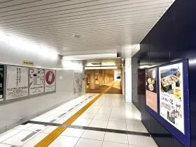 出入口8を目指す（写真は都営大江戸線の汐留駅から）
