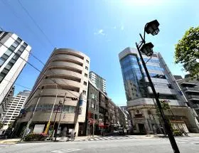 横断歩道で反対側に渡り、細い道を少し直進すれば当ビル着