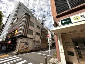 出入口隣の細い道を突き当りまで直進し、左に曲がれば当ビル着