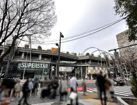 出入口前の横断歩道を渡る