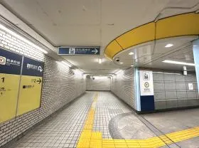 看板の指示に従い進む