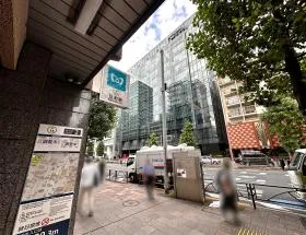 地上に出て左に進めば当ビル着