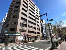 出入口近くの横断歩道を渡り右に進む