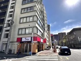寿司店（ちよだ鮨）の手前で左に曲がり、少し直進すれば当ビル着