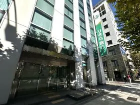 りそな銀行を通過し、細い道を直進すれば当ビル着