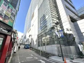 渋谷マークシティ沿いの道を直進する