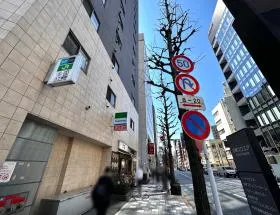 鍛冶橋通り沿いを直進すれば当ビル着