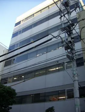 馬事畜産会館の外観