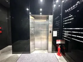近鉄新宿御苑ビルの外観