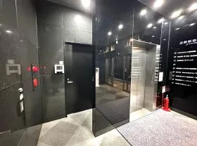 近鉄新宿御苑ビルの外観