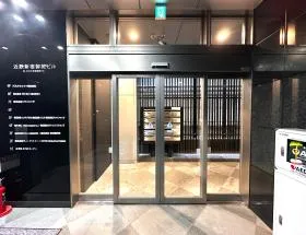 近鉄新宿御苑ビルの外観