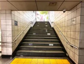 出入口2を目指す