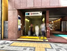地上に出て右（新宿駅方面）に少し進めば当ビル着