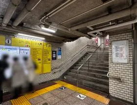 出入口1から地上に出る