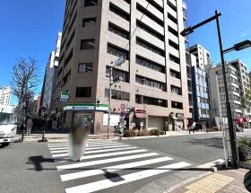 出入口隣の横断歩道を渡って右に進み、左に曲がれば当ビル着