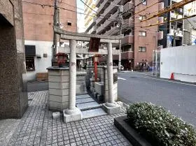 出入口の隣にある小さい神社（橘稲荷神社）を通過、直進する