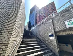 出入口隣の階段を上がる