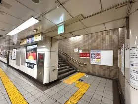 出入口5を目指す