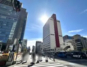 出入口前にある橋（萬年橋）を渡り、晴海通りを直進する