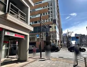 三菱UFJ銀行、横断歩道の所で左に曲がれば当ビル着